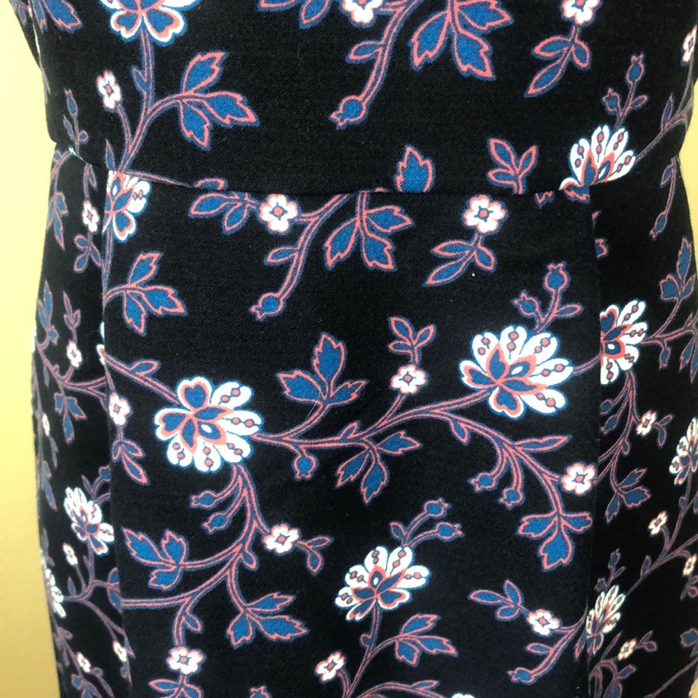 NWT LOFT Black w/Blue Pink and White Floral Pocketed Dress - Size 6 Petite - Picture 4 of 13